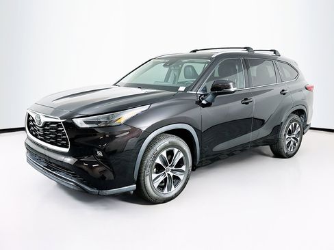 Used 2022 Toyota Highlander XLE image 3
