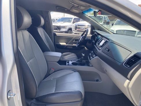 Used 2017 Kia Sedona LX w/ LX Essentials Premium Package FWD image 11