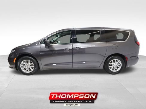 Used 2023 Chrysler Pacifica Touring-L image 1