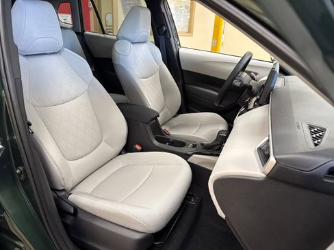 Used 2025 Toyota Corolla Cross LE w/ Moonroof Package image 19