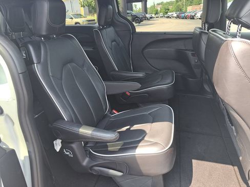 Certified 2026 Chrysler Pacifica Limited FWD image 35