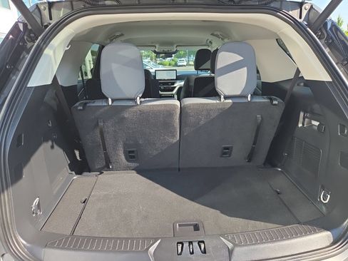 Used 2025 Ford Explorer Active AWD/4WD image 10
