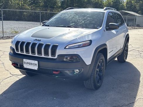 Used 2018 Jeep Cherokee Trailhawk image 9