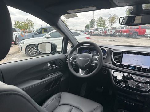 New 2026 Chrysler Pacifica Select image 52