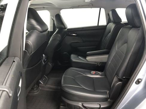 Used 2021 Toyota Highlander XLE image 27