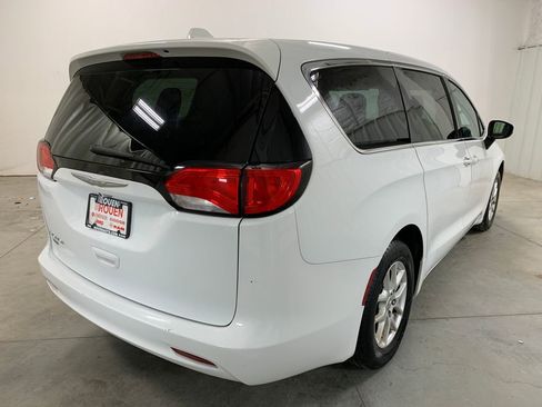 Used 2017 Chrysler Pacifica Touring image 9