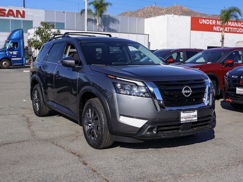 New 2025 Nissan Pathfinder SV image 2