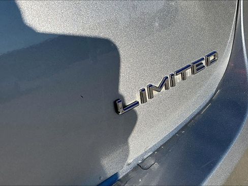 Used 2017 Toyota Avalon Limited image 9