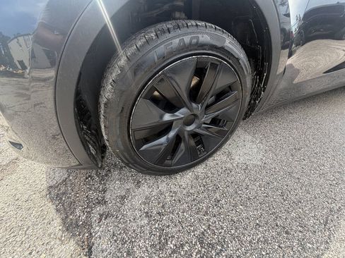 Used 2024 Tesla Model Y Long Range RWD image 30