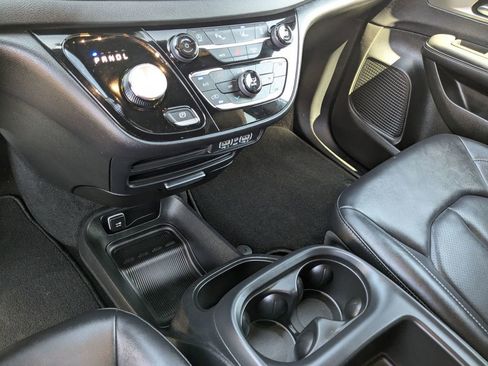Used 2025 Chrysler Pacifica Select image 21