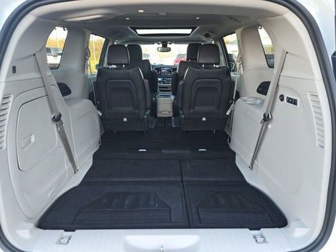 Used 2020 Chrysler Pacifica Limited image 32