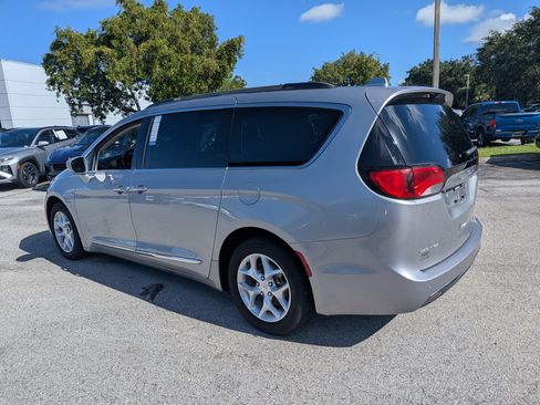 Used 2017 Chrysler Pacifica Touring-L w/ Tire & Wheel Group FWD image 6