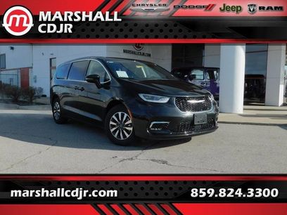 Used 2024 Chrysler Pacifica Select