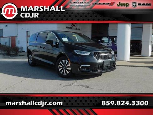Used 2024 Chrysler Pacifica Select image 1