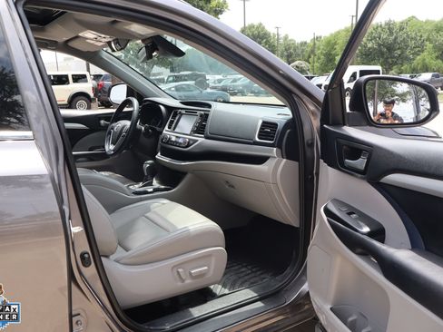 Used 2019 Toyota Highlander XLE FWD image 31