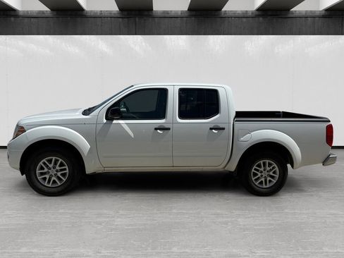 Used 2019 Nissan Frontier SV RWD image 2