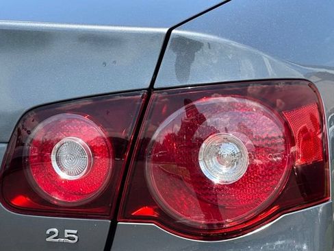 Used 2010 Volkswagen Jetta SE FWD image 13