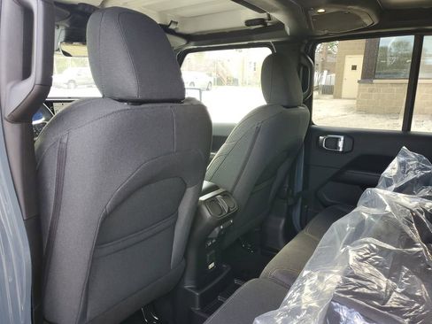 Used 2025 Jeep Wrangler Unlimited Sahara AWD/4WD image 10