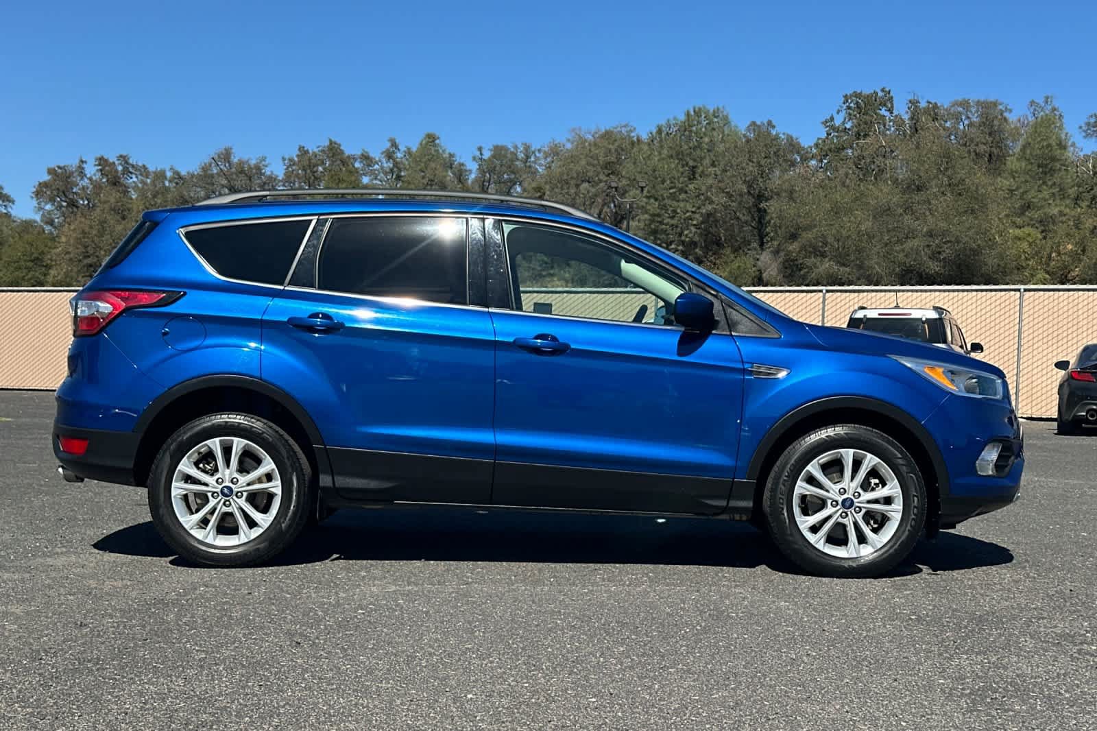 Used 2018 Ford Escape SE w/ SE Sync 3 Package AWD/4WD image 2
