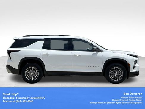 Used 2025 Chevrolet Traverse LT FWD image 4