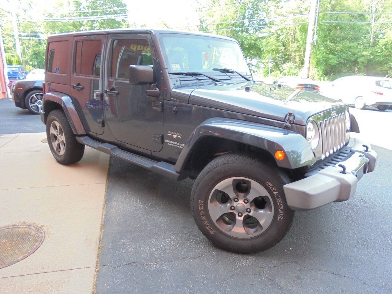 Used 2017 Jeep Wrangler Unlimited Sahara w/ Connectivity Group AWD/4WD image 6