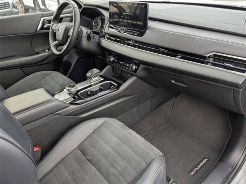Used 2025 Mitsubishi Outlander SE image 37