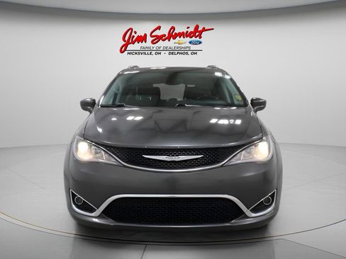 Used 2018 Chrysler Pacifica Touring-L w/ Tire & Wheel Group image 3