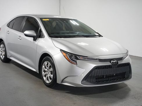 Used 2022 Toyota Corolla LE image 3
