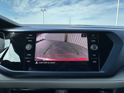 Used 2024 Volkswagen Taos SE w/ Panoramic Sunroof Package image 18