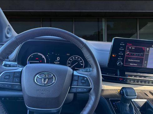 Used 2022 Toyota Sienna Platinum image 4