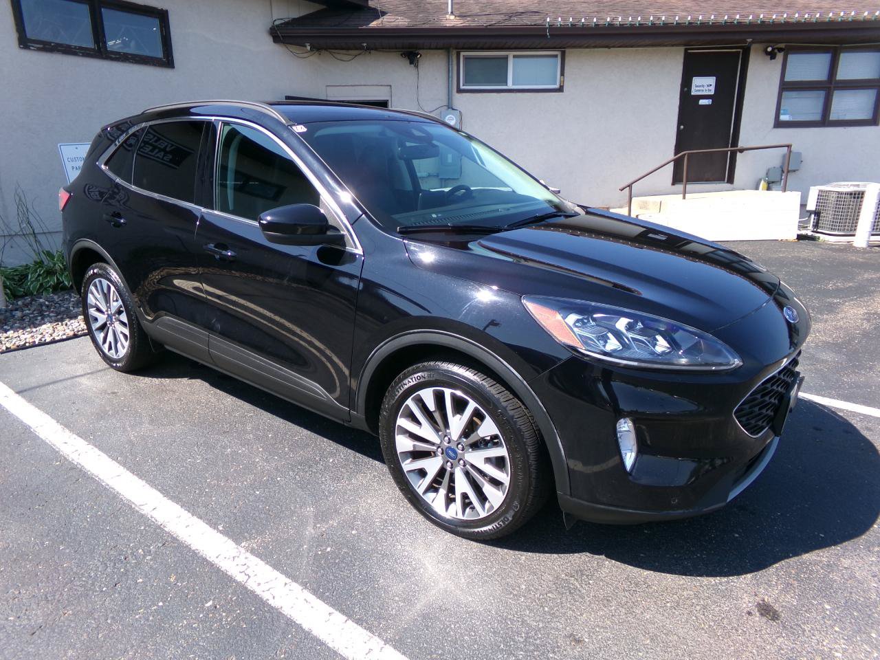 Used 2022 Ford Escape Titanium AWD/4WD image 1