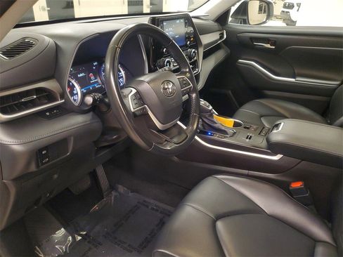 Used 2022 Toyota Highlander XLE image 17