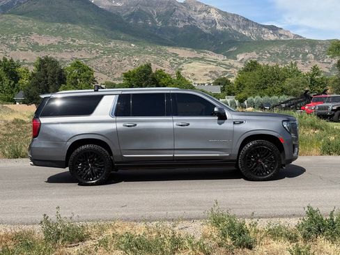 Used 2021 GMC Yukon XL Denali w/ Denali Premium Package AWD/4WD image 8