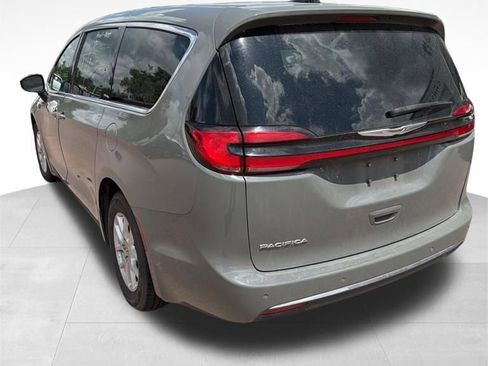 Used 2023 Chrysler Pacifica Touring-L FWD image 6