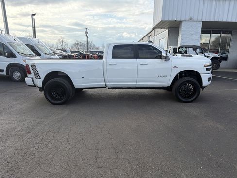 New 2026 RAM 3500 Laramie AWD/4WD image 6