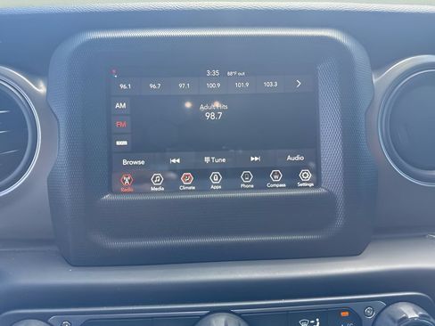 Used 2022 Jeep Wrangler Sport AWD/4WD image 16