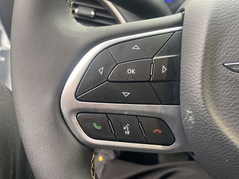 Certified 2025 Chrysler Pacifica Select image 19