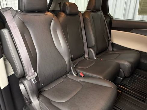 Used 2024 Kia Carnival LX FWD image 14