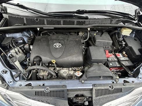 Used 2017 Toyota Sienna XLE image 28