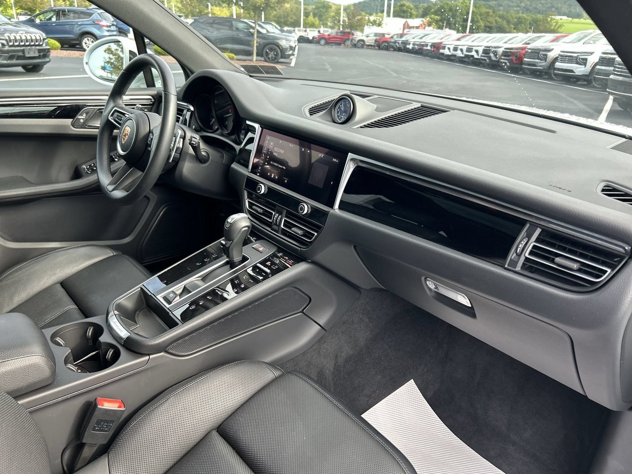 Used 2025 Porsche Macan AWD/4WD image 15