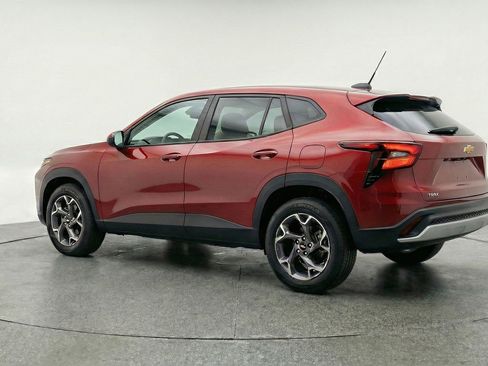 Used 2025 Chevrolet Trax LT w/ LT Convenience Package image 6