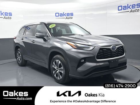Used 2023 Toyota Highlander XLE AWD/4WD image 1
