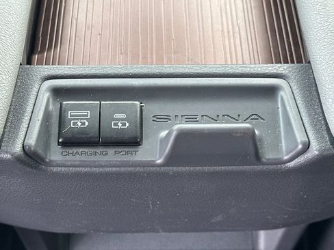 Used 2023 Toyota Sienna XLE image 44