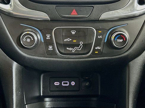 Used 2019 Chevrolet Equinox LT FWD image 16