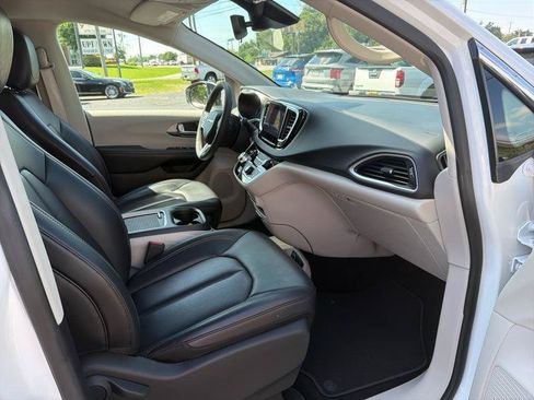 Used 2023 Chrysler Pacifica Touring-L FWD image 5
