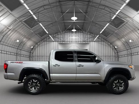 Used 2018 Toyota Tacoma TRD Off-Road image 9