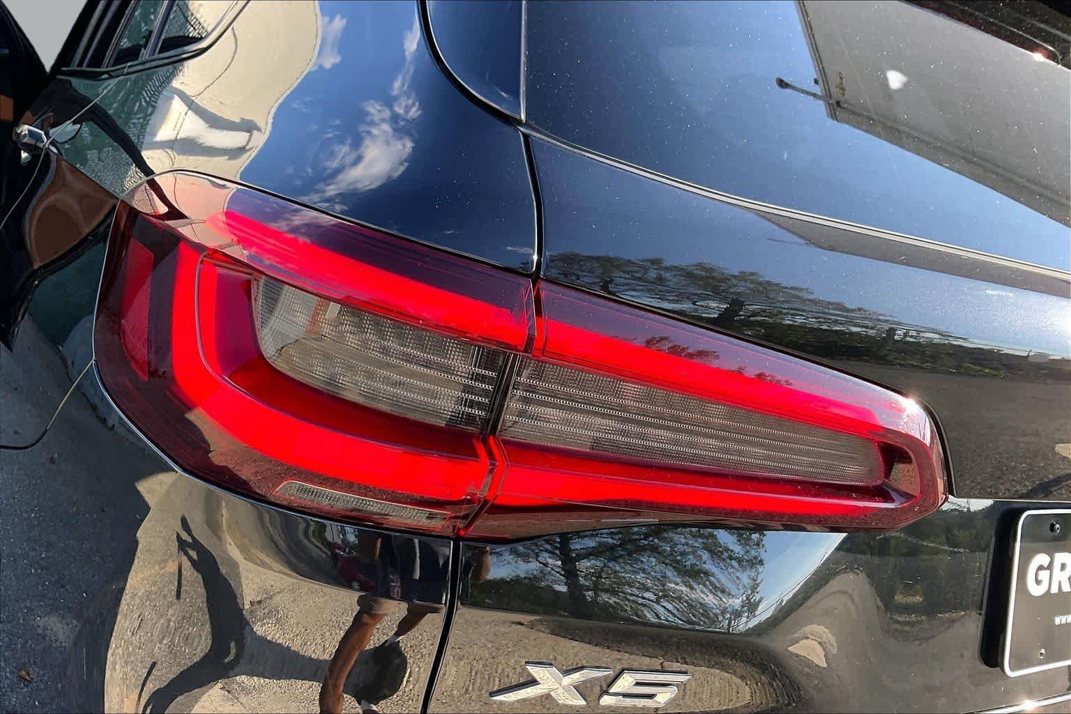 Used 2022 BMW X5 xDrive40i w/ M Sport Package AWD/4WD image 29
