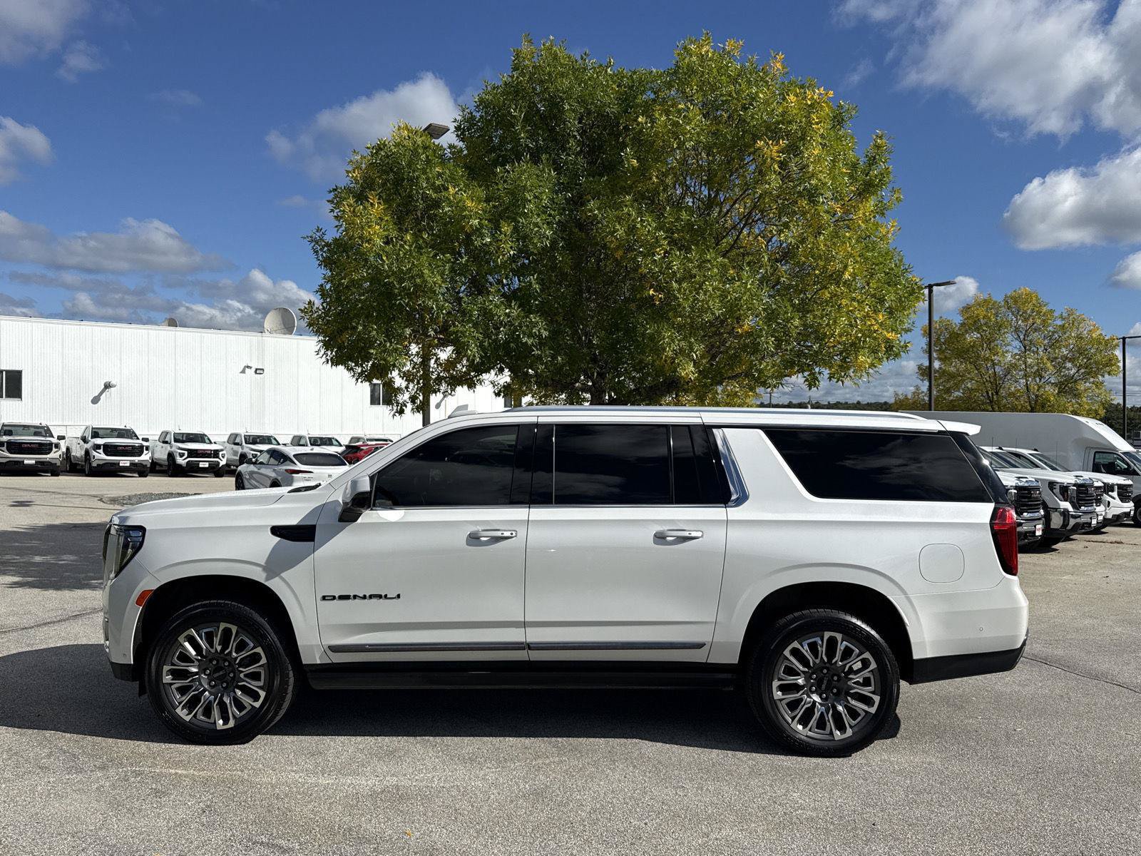 Used 2024 GMC Yukon XL Denali Ultimate AWD/4WD image 4