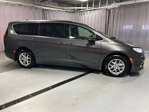 Used 2023 Chrysler Pacifica Touring-L FWD image 8
