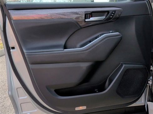 Used 2020 Toyota Highlander Limited image 10